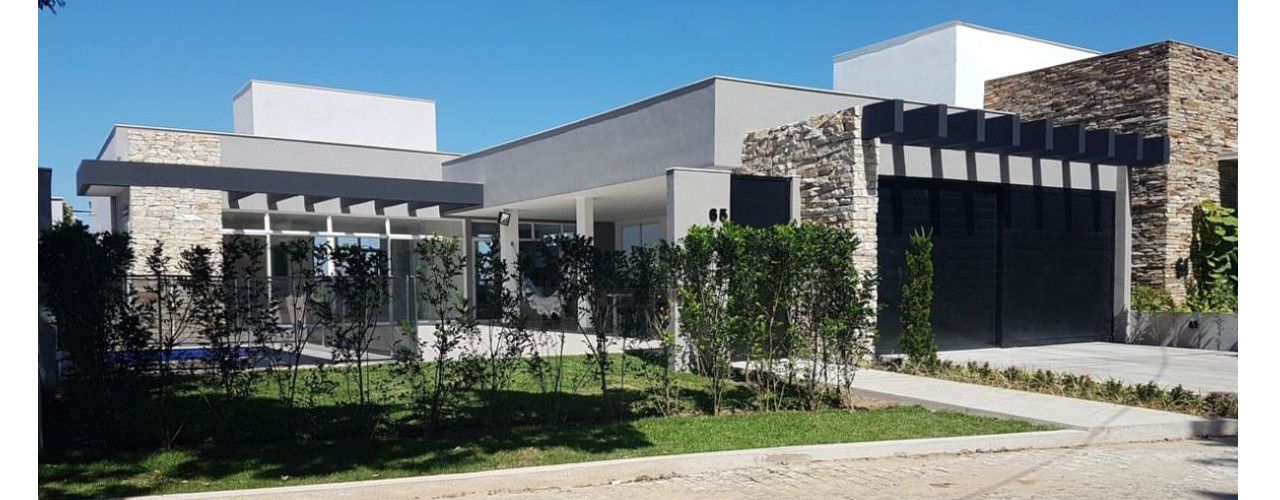 Fachadas de casas em Macaé e Rio das Ostras